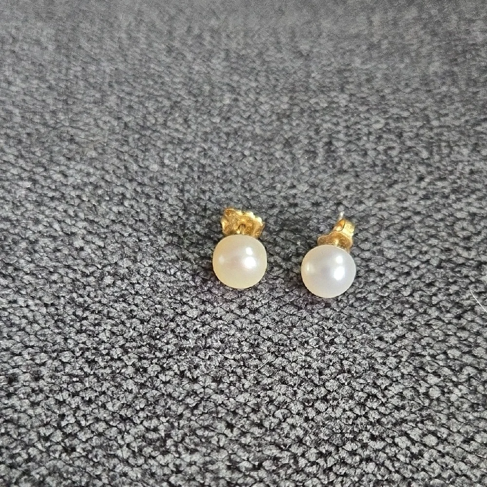 Carolee Cream and Silver Pearl Set, Necklace, Bracelet &‎ Earrings
